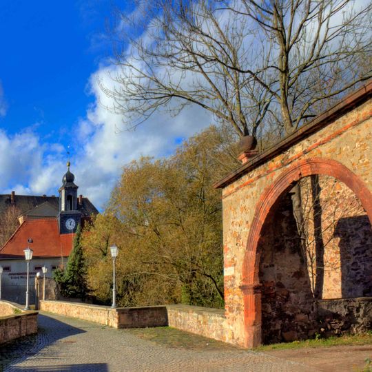 Einzeldenkmale der Sachgesamtheit Rittergut und Schloss Mutzschen: Schloss mit Torwächterhaus, Flankierungsturm , Rest eines Wohnturms sowie Orangerie, Schlossbrücke und Einfriedung des Schlossparks (siehe auch Sachgesamtheitsliste - Ob