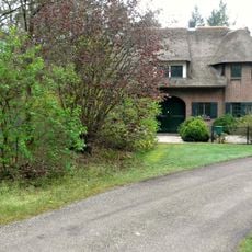 Heidestein: Poortgebouw met woning en garage