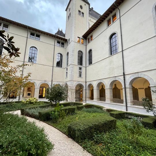 Clergy courtyard of Hôtel-Dieu