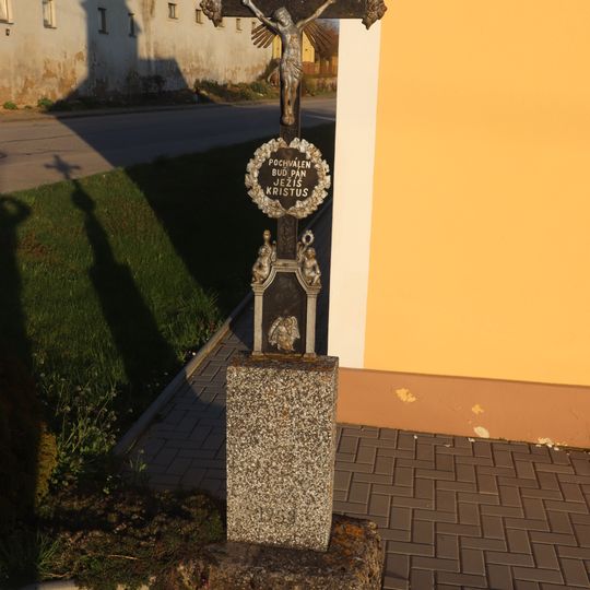 Kříž u kaple sv. Josefa v Komárovicích