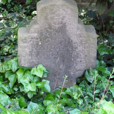 Grabkreuz am Brunnen 107
