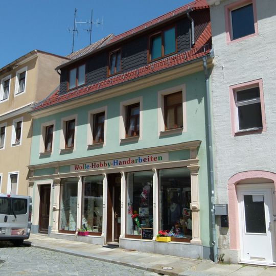 Wohnhaus mit Laden in geschlossener Bebauung Bahnhofstraße 11