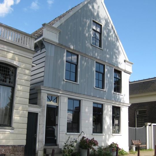 Houten dijkhuis met tuitgevel uit de 19de eeuw, puntgevel aan de achterzijde