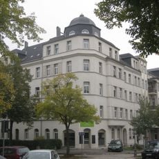 Mietshaus in geschlossener Bebauung in Ecklage, mit Vorgarten und Laden mit Ausstattung Würzburger Straße 33