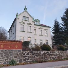 Mietshaus in offener Bebauung mit Einfriedung Dresdener Straße 60