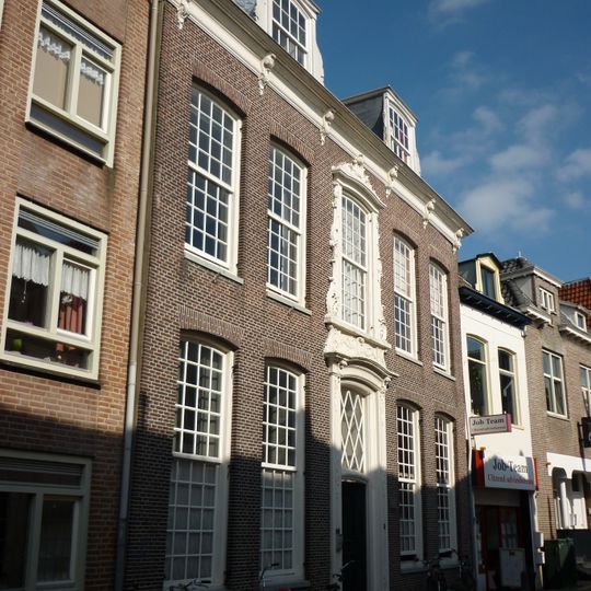 Herenhuis met bakstenen lijstgevel