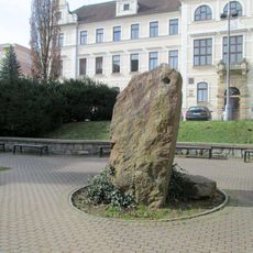 Kamen před Gymnáziem Pelhřimov