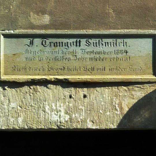 Inschrifttafel an einem Wohnhaus Grundstraße 30