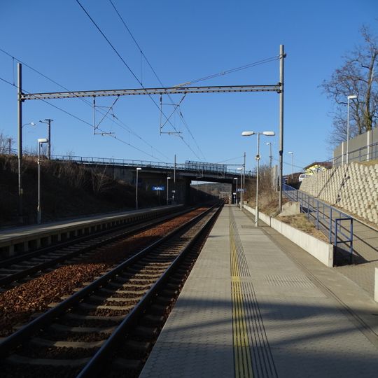 Most silnice II/605 přes železniční trať v Kařezu