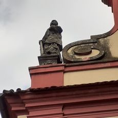 Socha svatého Vavřince vlevo na atice kostela svatého Václava v Budyni nad Ohří