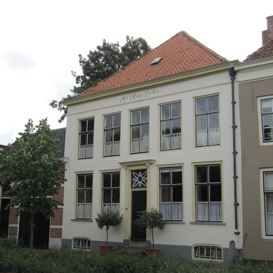 Onderkelderd pand met gepleisterde lijstgevel