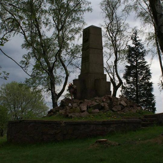 Pomník padlým v 1. a 2. sv. válce východně od Jiráskovy chaty v Dobrošově