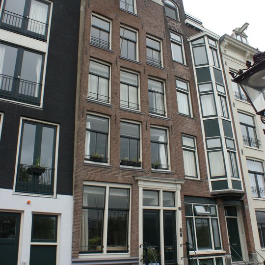 Pand met 18e-eeuwse gevel, bekroond door een 19e-eeuwse klokvormige top onder rollagen