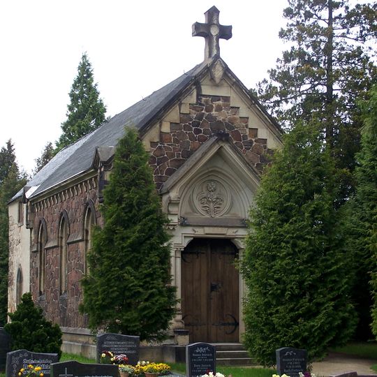 Friedhofskapelle, Friedhofstor und Einfriedungsmauer des Friedhofs, Friedhofsgestaltung , sowie Grabmal der Müllerfamilie Tittel Wilsdruffer Straße -