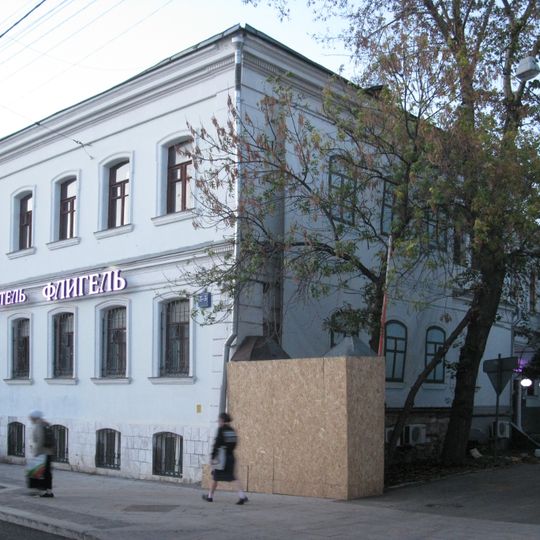 Дом причта с аркой и переходом