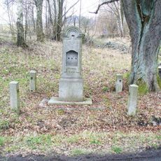 Kříž na rozcestí poblíž domu Mánesova 1062/29 v Jiříkově