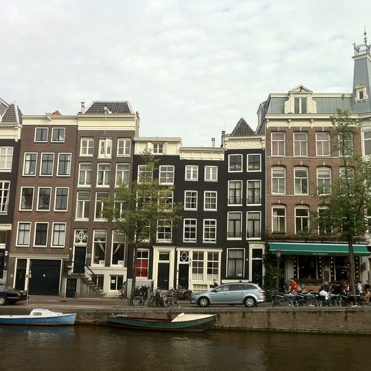 Pand met gevel onder triglyfenlijst