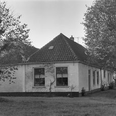 Lage boerderij-achtige hofstede, oude roedenverdeling