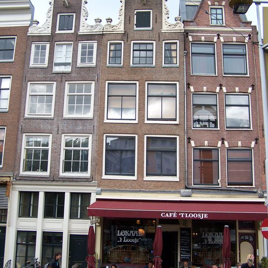 Pand met rijk gebeeldhouwde halsgevel