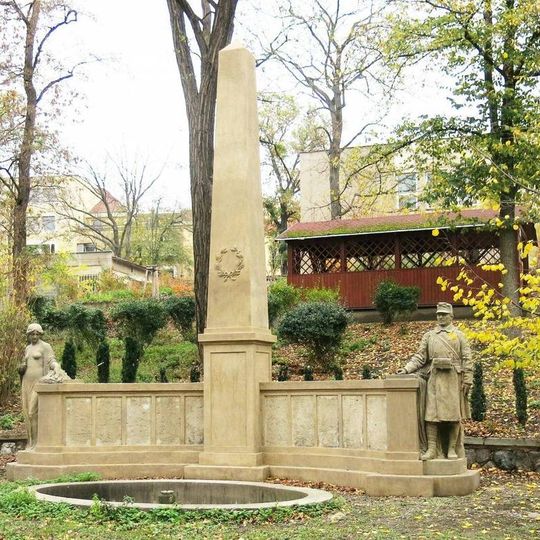 Pomník padlým zdravotníkům v 1. světové válce ve dvoře III. interní kliniky na Karlově náměstí