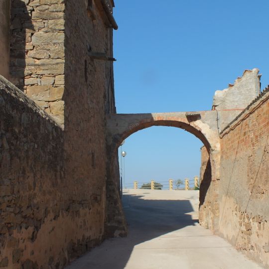 Arch crossing the road to Circumvalació