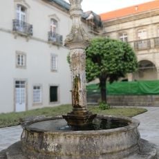 Chafariz monumental no pátio do extinto convento anexo à Igreja de Vilar de Frades