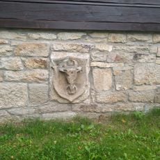 Reliéf s erbem Pernštejnů na podezdívce domu č. p. 45 v Potštejně
