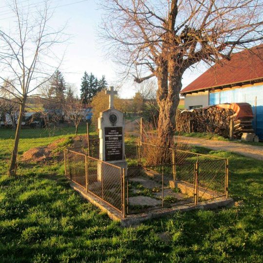 Kříž v Mochtíně u rozcestí