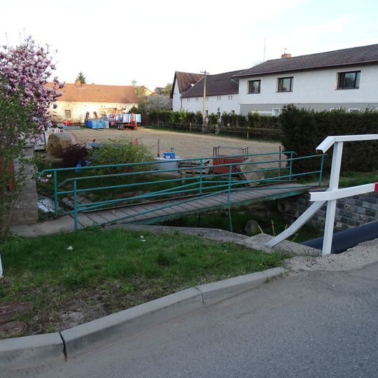 Lávka chodníku u Hlavní ulice přes Osnický potok v Osnici