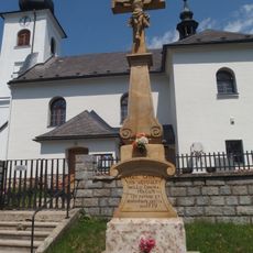 Kříž v Dlouhomilově u kostela
