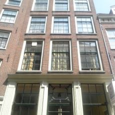 Huis met gave gevel onder rechte lijst