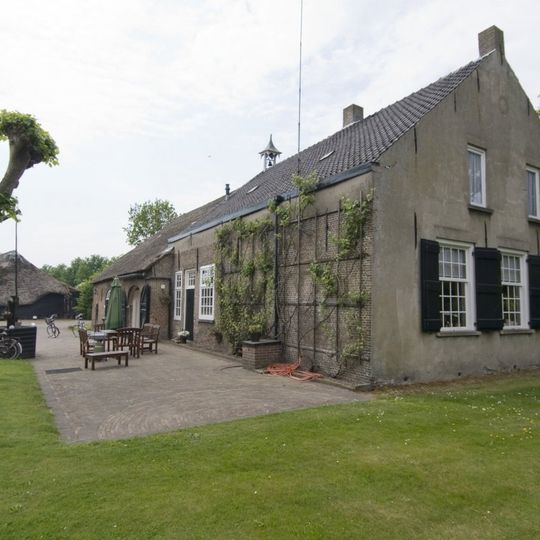 Oude Beekhoek: waterput met boom en putmik