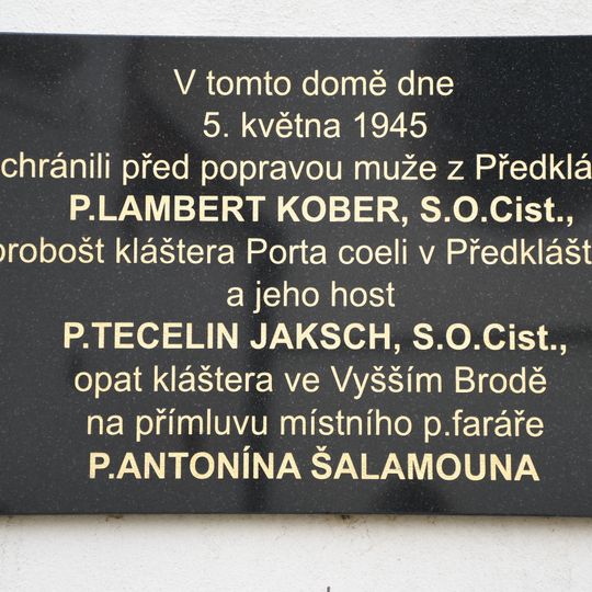 Pamětní deska na zdi proboštství v klášteře Porta coeli