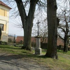 Kříž v Myslívu u křižovatky