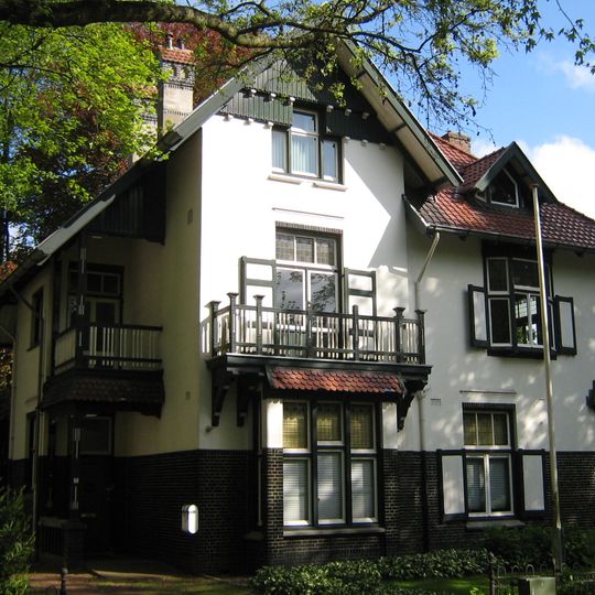 Villa met tuinhek