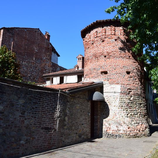 Antico torrione di ingresso al castello
