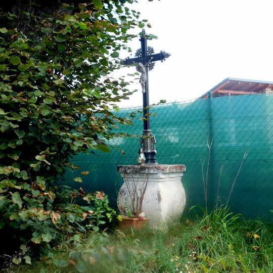 Kříž v lokalitě U tří svatých v Horoušánkách