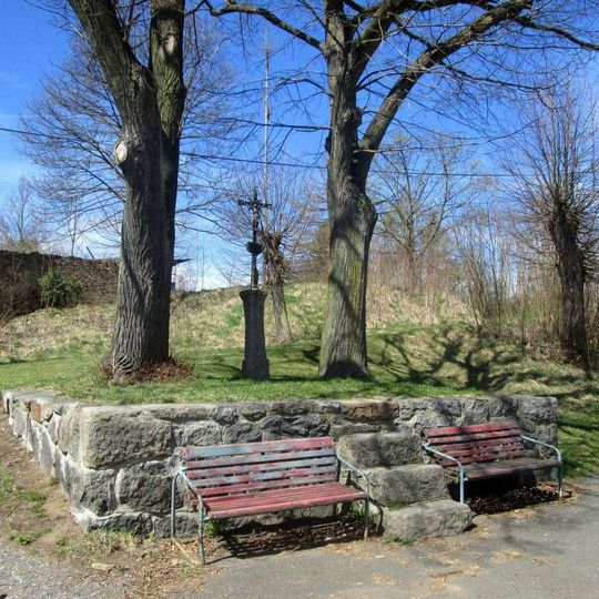 Kříž na návsi ve Frymburku