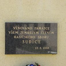 Pamětní deska hasičům v Sudicích
