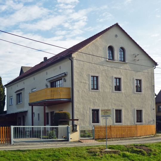 Wohnstallhaus , Seitengebäude und Scheune eines Dreiseithofes Grundstraße 32; 34