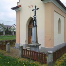 Kříž u kaple v Bílukách