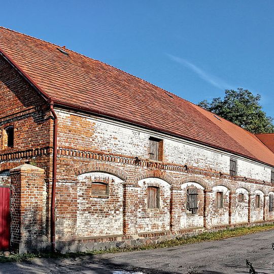 Budynek gospodarczy przy podjeździe