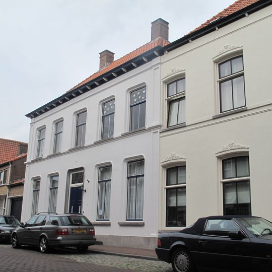 Pand met gepleisterde rechte gevel op natuurstenen voet