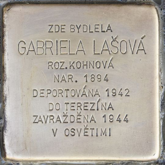 Kameny zmizelých - Robert a Gabriela Lašovi - před domem Na Maninách 1042/18 v Holešovicích