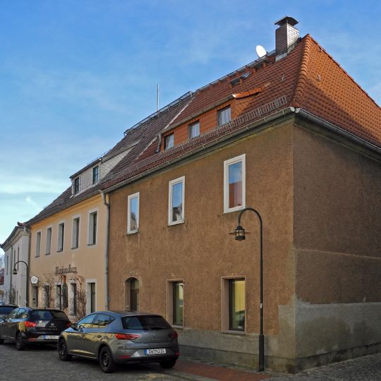 Wohnhaus in Ecklage und halboffener Bebauung sowie Hintergebäude mit Werkstatt Rosenstraße 17