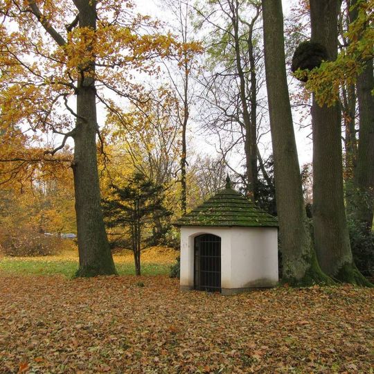 Kaplička ve Velkých Losinách v parku