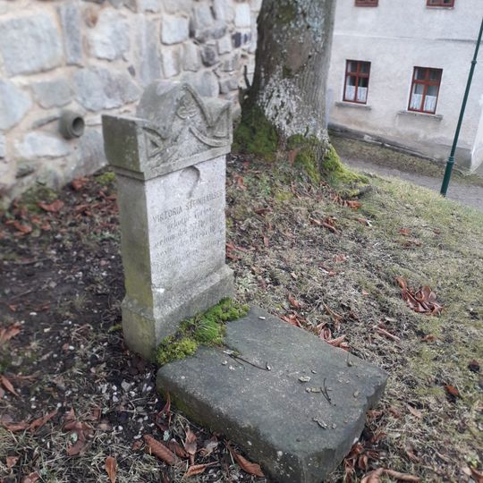 Pomník u kostela v Úterý