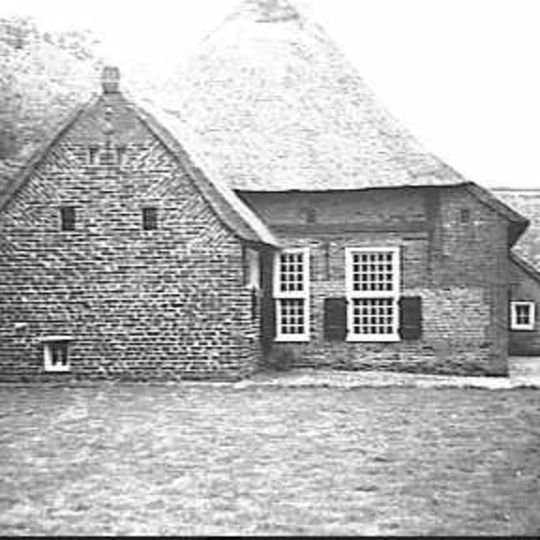 Boerderij met woondeel met aangebouwde opkamer, achterbaander en dwars aangebouwde bijschuur