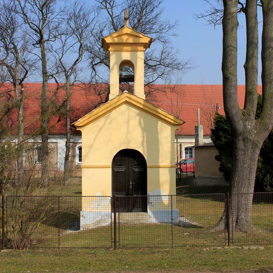 Kaple v zahradě v Chrášťanech
