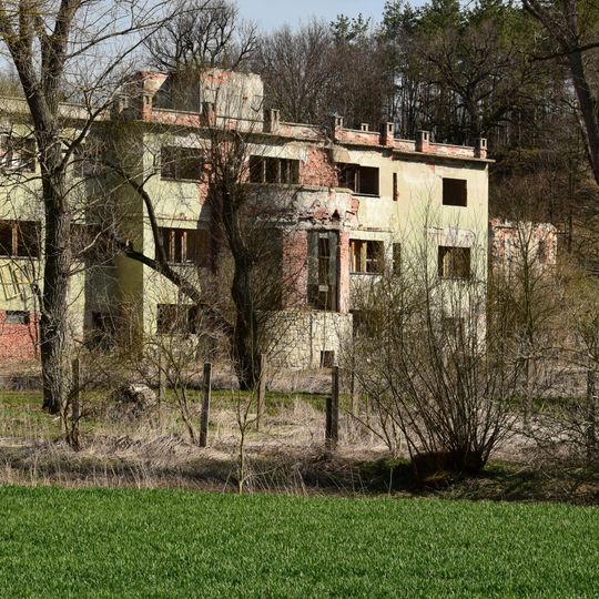 Hospodářský dvůr se zámkem Mory